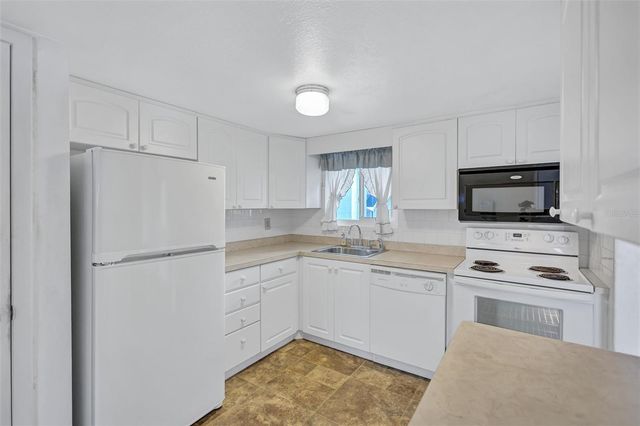 2217 SUNSET DRIVE E27, Bradenton, FL 34207