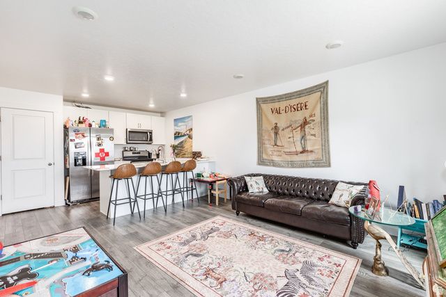 1084 E SEASIDE ST, Saratoga Springs, UT 84045