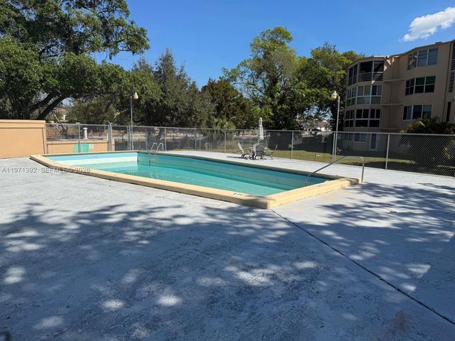 1301 NE 191st Street F405, Miami, FL 33179