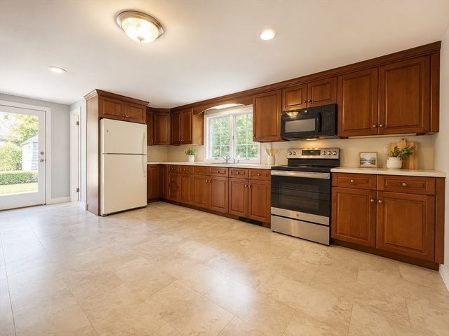 84 Hinckley Cir, Barnstable, MA 02655