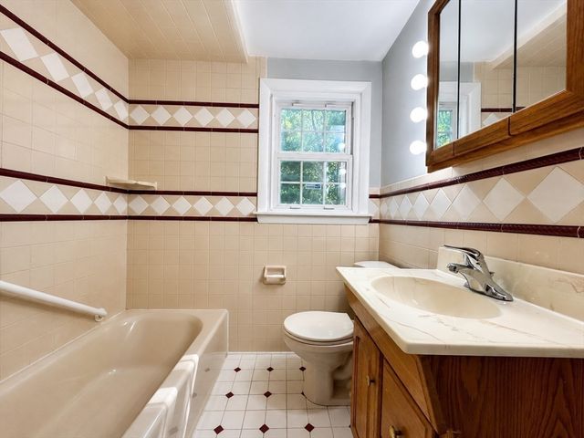 84 Hinckley Cir, Barnstable, MA 02655