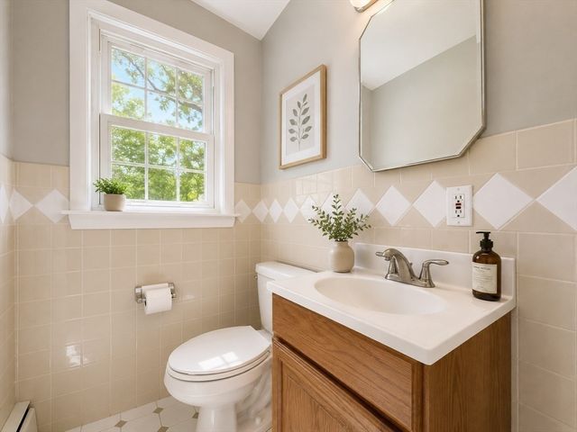 84 Hinckley Cir, Barnstable, MA 02655
