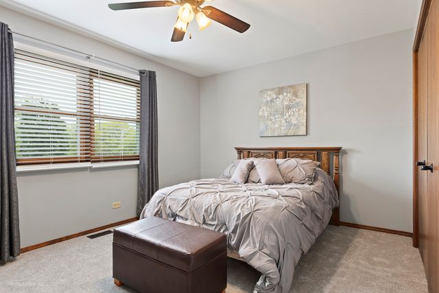 800 Manchester Street, Naperville, IL 60563
