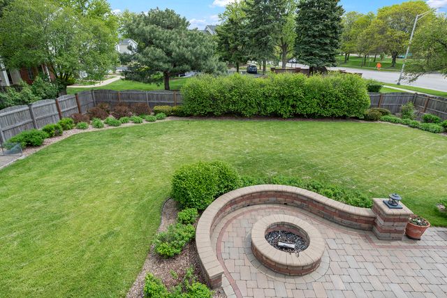 800 Manchester Street, Naperville, IL 60563