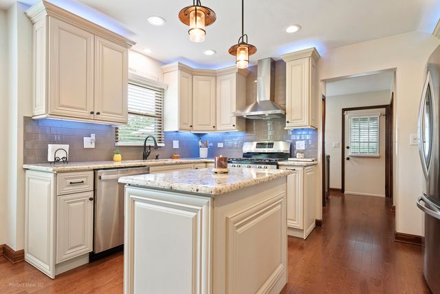 800 Manchester Street, Naperville, IL 60563