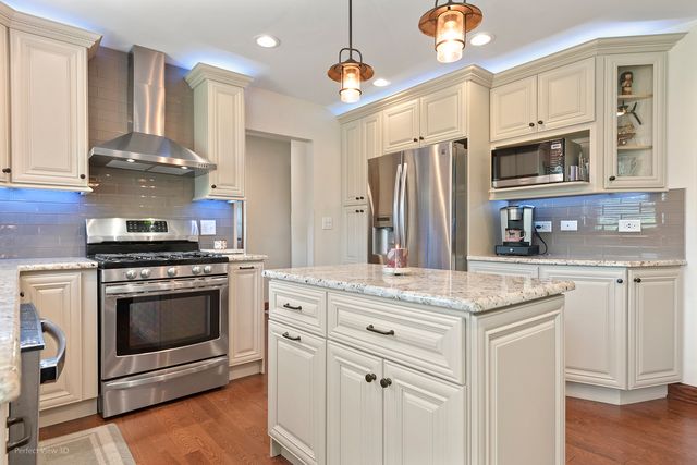 800 Manchester Street, Naperville, IL 60563