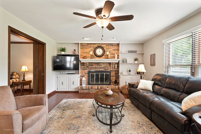 800 Manchester Street, Naperville, IL 60563
