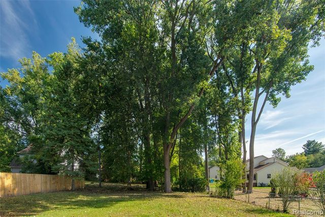 21716 Lahser Road, Southfield, MI 48033