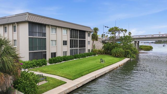 6470 HOLLYWOOD BOULEVARD 208, Sarasota, FL 34231
