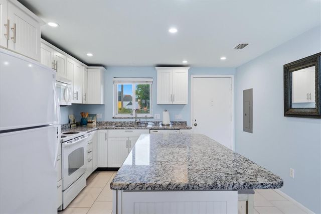 6470 HOLLYWOOD BOULEVARD 208, Sarasota, FL 34231