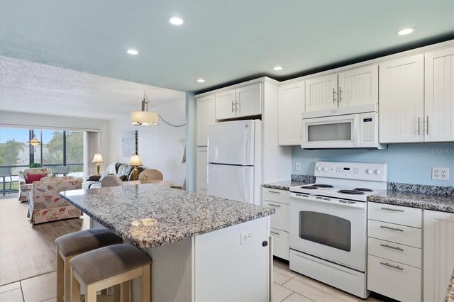 6470 HOLLYWOOD BOULEVARD 208, Sarasota, FL 34231