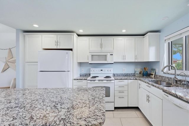6470 HOLLYWOOD BOULEVARD 208, Sarasota, FL 34231