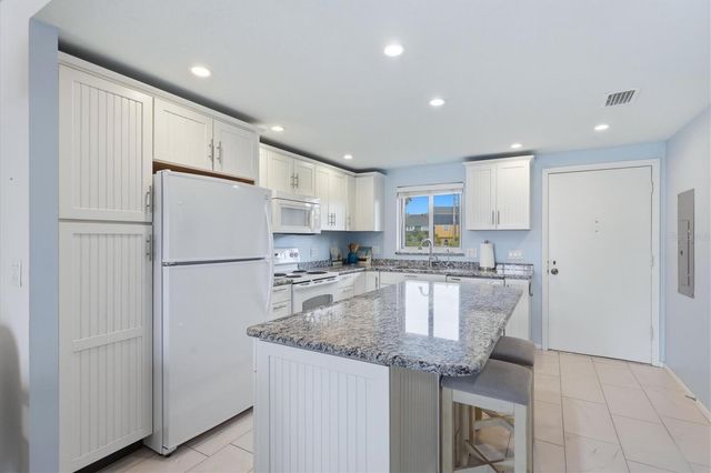 6470 HOLLYWOOD BOULEVARD 208, Sarasota, FL 34231