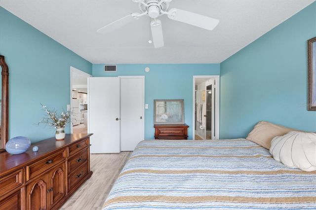 6470 HOLLYWOOD BOULEVARD 208, Sarasota, FL 34231