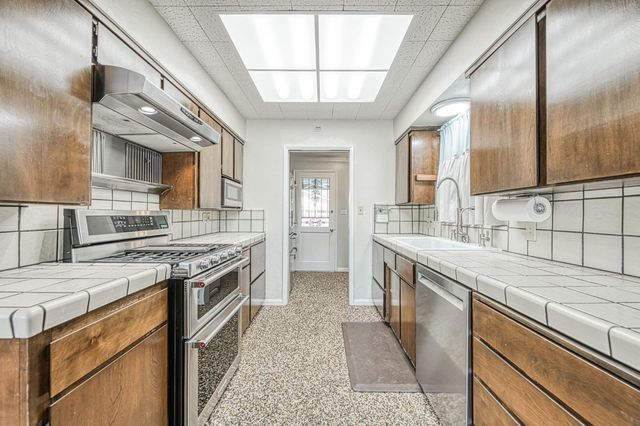 2995 E Buckingham Way, Fresno, CA 93726