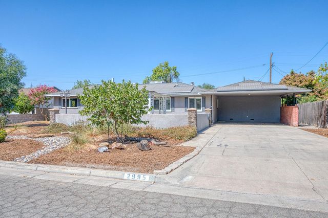 2995 E Buckingham Way, Fresno, CA 93726