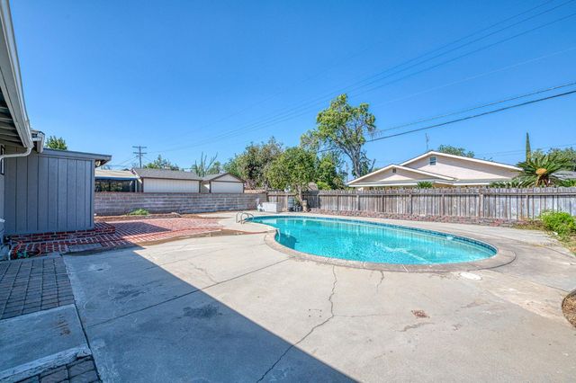 2995 E Buckingham Way, Fresno, CA 93726