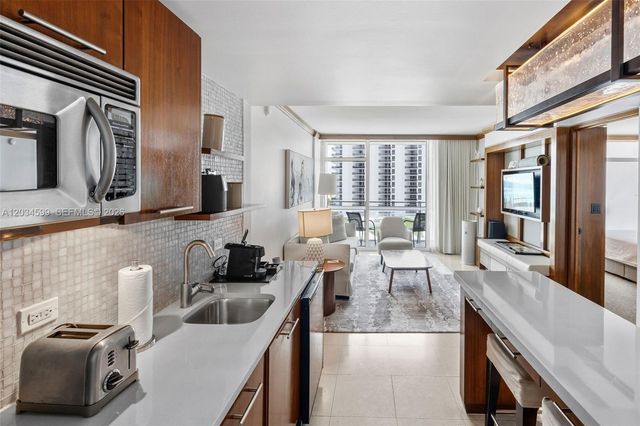 6801 Collins Ave 1010, Miami Beach, FL 33141