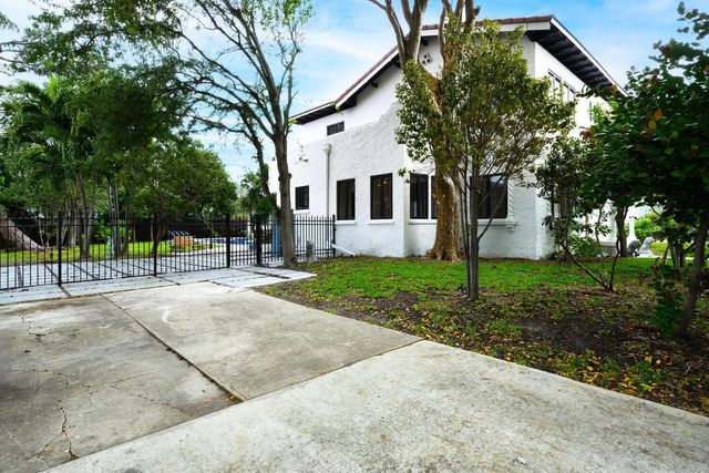 1629 S Lakeside Drive, Lake Worth Beach, FL 33460