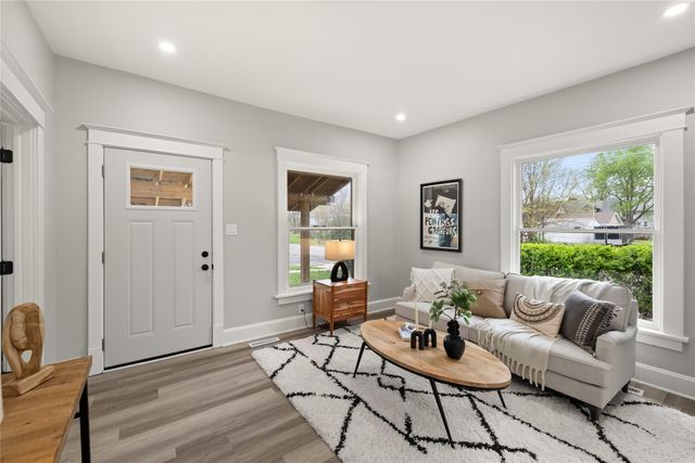 1702 Logan Avenue, Des Moines, IA 50316