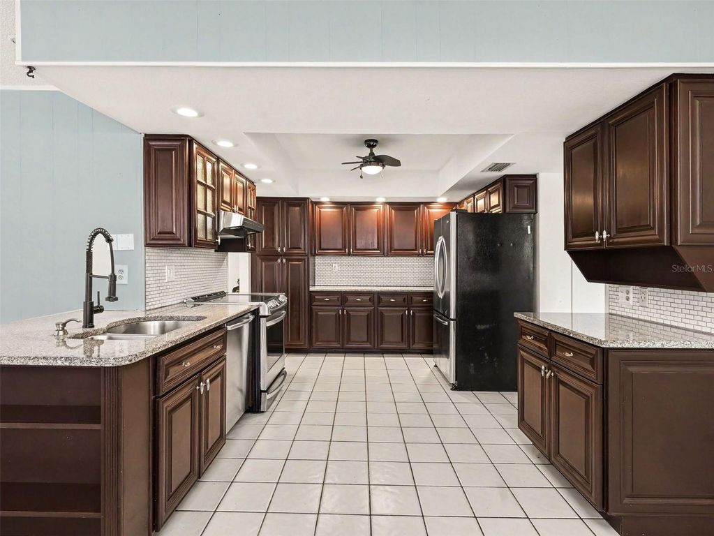 Image 2 of property listing at 3907 23RD AVENUE W, Bradenton, FL 34205