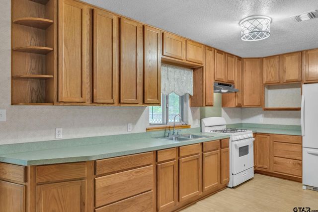 600 N Lake St, Waskom, TX 75692