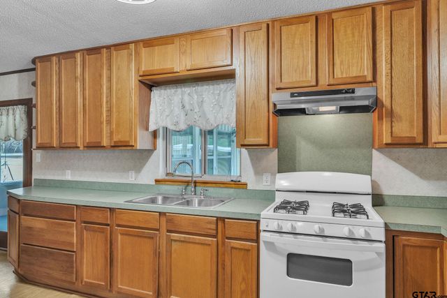 600 N Lake St, Waskom, TX 75692