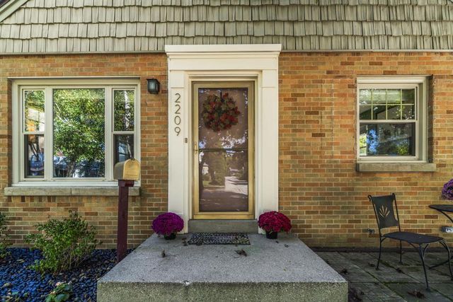 2209 W Kendall AVENUE, Glendale, WI 53209