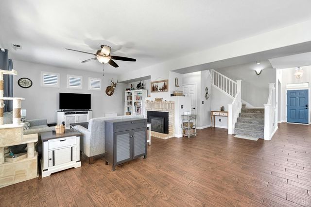 917 W Windsor Drive, Hanford, CA 93230