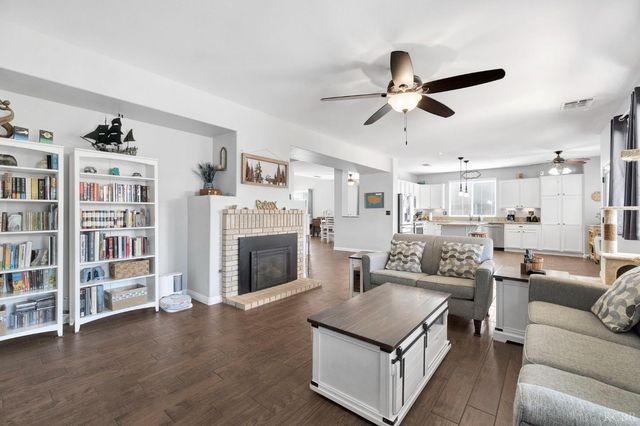 917 W Windsor Drive, Hanford, CA 93230