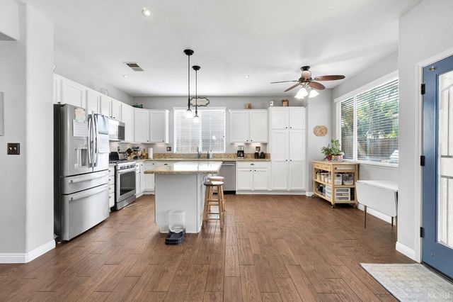 917 W Windsor Drive, Hanford, CA 93230