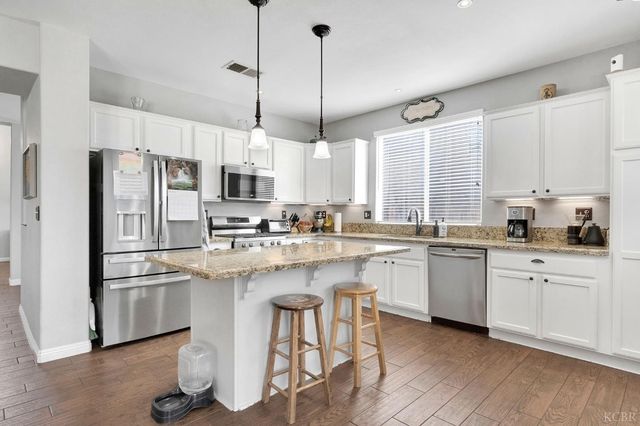 917 W Windsor Drive, Hanford, CA 93230