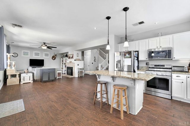 917 W Windsor Drive, Hanford, CA 93230