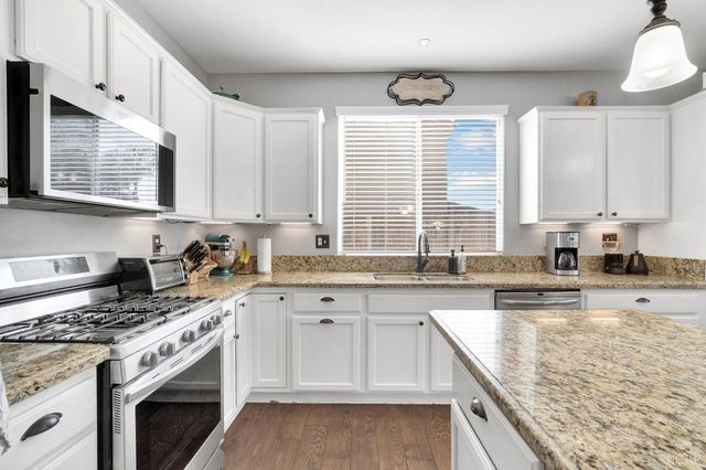 917 W Windsor Drive, Hanford, CA 93230