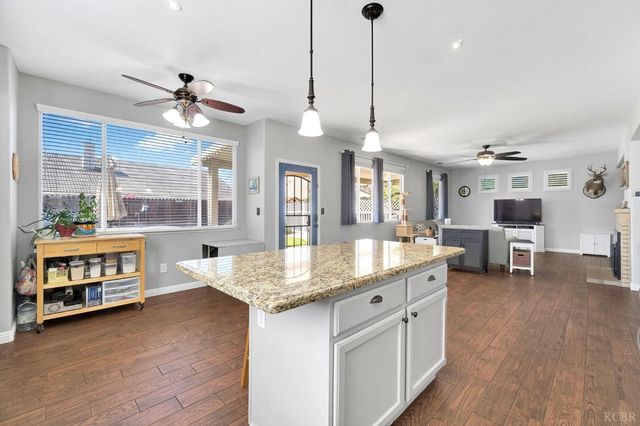 917 W Windsor Drive, Hanford, CA 93230