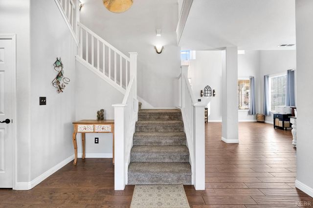 917 W Windsor Drive, Hanford, CA 93230