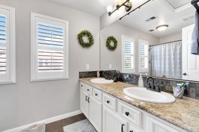 917 W Windsor Drive, Hanford, CA 93230