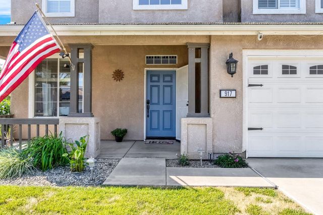 917 W Windsor Drive, Hanford, CA 93230