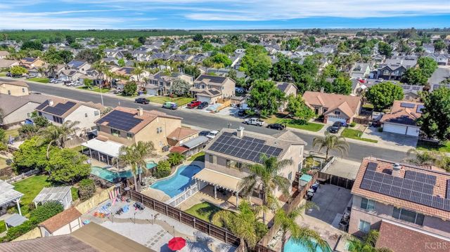 917 W Windsor Drive, Hanford, CA 93230