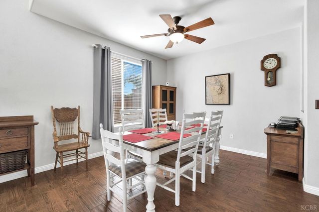 917 W Windsor Drive, Hanford, CA 93230