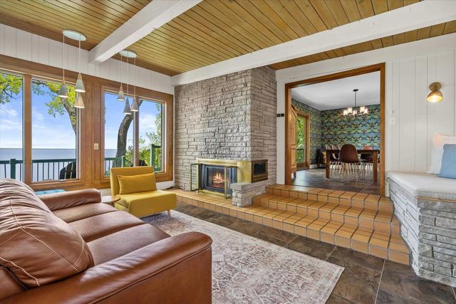 2825 NICOLET DRIVE, Green Bay, WI 54311