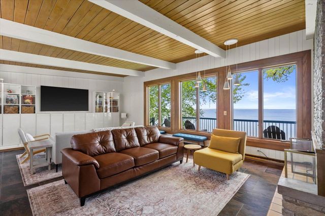 2825 NICOLET DRIVE, Green Bay, WI 54311