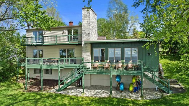 2825 NICOLET DRIVE, Green Bay, WI 54311