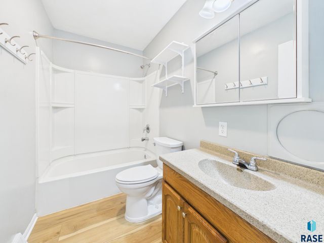 1609 W 33rd St Street, Sioux Falls, SD 57105