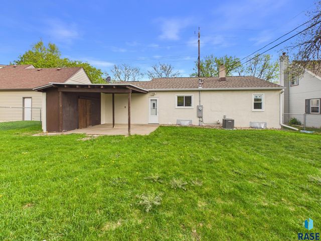 1609 W 33rd St Street, Sioux Falls, SD 57105