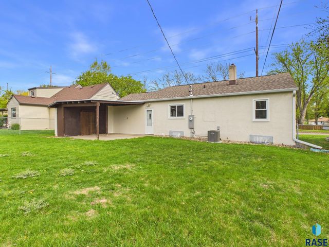 1609 W 33rd St Street, Sioux Falls, SD 57105