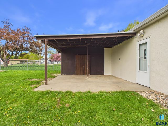 1609 W 33rd St Street, Sioux Falls, SD 57105