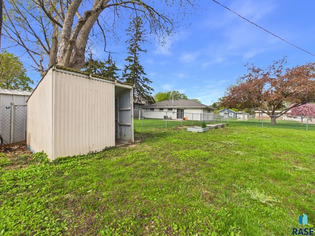 1609 W 33rd St Street, Sioux Falls, SD 57105