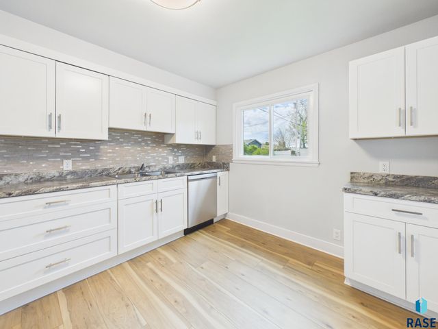 1609 W 33rd St Street, Sioux Falls, SD 57105