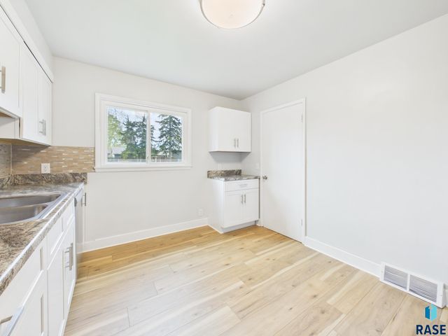 1609 W 33rd St Street, Sioux Falls, SD 57105